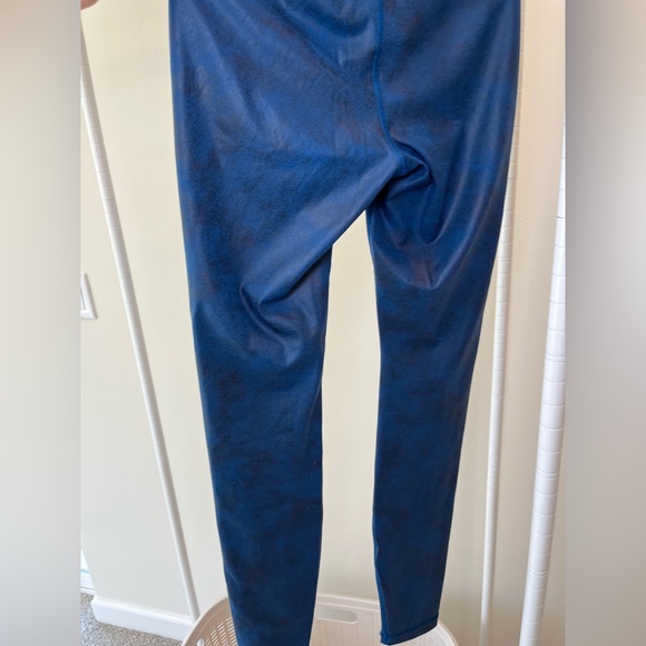 CRZ YOGA Leggings EUC blue and black, unique design see video! Gorgeous like new - Picture 6 of 14